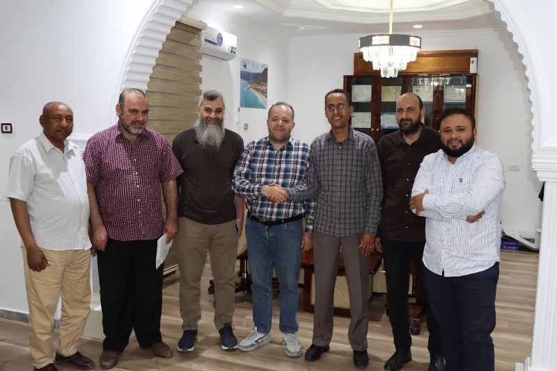 اجتماع ضم مدير عام المركز ومديري الإدارات والمكاتب بالمركز، مع السيد عادل التومي